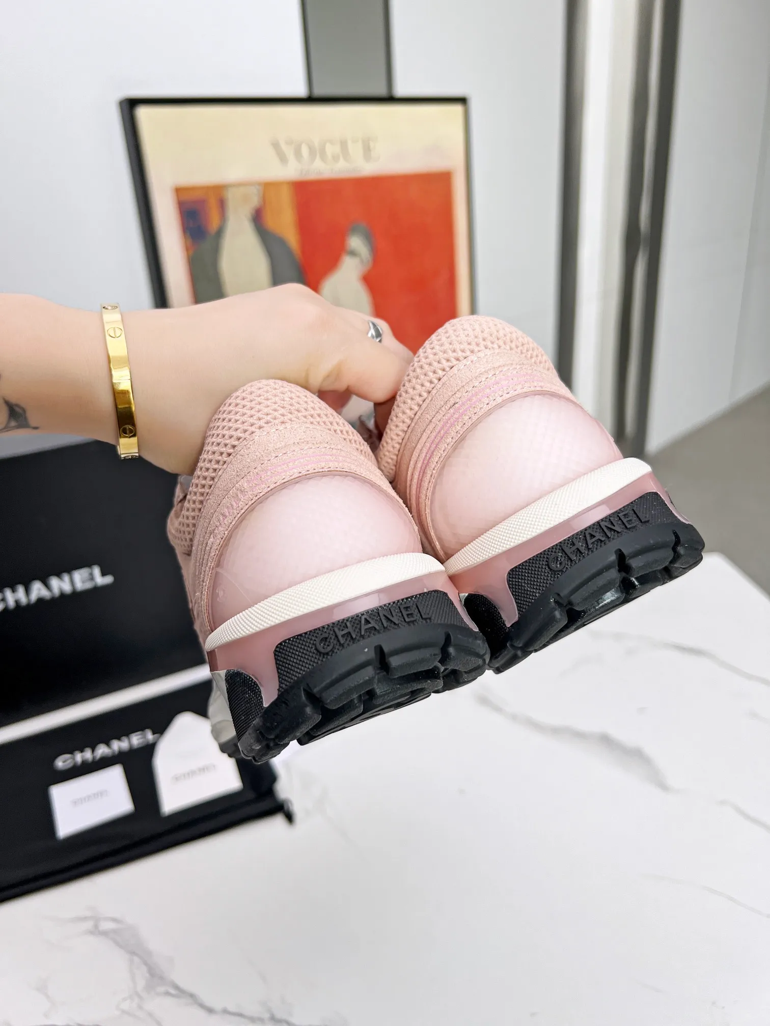 👟👟Ex-factory price 640👟👟 chanel Chanel 2024 early spring vacation series latest casual sports shoes silver white, gold white, silver gray, black and red! Incomparably beautiful and easy to wear, very light, the lining is also super soft, super comfortable, the upper is breathable, the color is high-end and durable, versatile. Upper: cowhide and cloth stitching. Inner: breathable mesh. Original foam combination outsole. Size: 35-40.